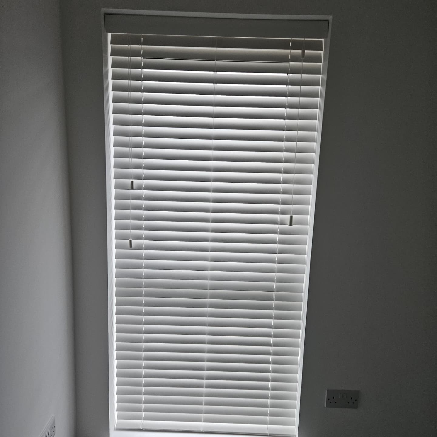 venetian blinds closed narrow window